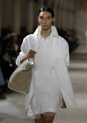 PFW - Akris Runway A model walks the runway during the Akris show during Paris Fashion Week Womenswear Spring-Summer 2025 on September 29, 2024 in Paris, France Photo by Alain Gil-Gonzalez ABACAPRESS.COM Paris France  Copyright: xGonzalezxAlain-Gil ABACAx