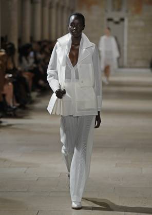 PFW - Akris Runway A model walks the runway during the Akris show during Paris Fashion Week Womenswear Spring-Summer 2025 on September 29, 2024 in Paris, France Photo by Alain Gil-Gonzalez ABACAPRESS.COM Paris France  Copyright: xGonzalezxAlain-Gil ABACAx