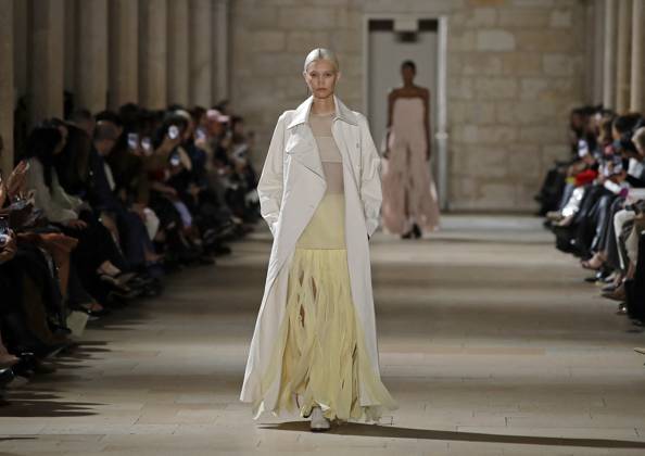 PFW - Akris Runway A model walks the runway during the Akris show during Paris Fashion Week Womenswear Spring-Summer 2025 on September 29, 2024 in Paris, France Photo by Alain Gil-Gonzalez ABACAPRESS.COM Paris France  Copyright: xGonzalezxAlain-Gil ABACAx