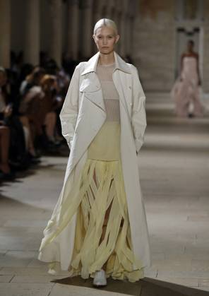 PFW - Akris Runway A model walks the runway during the Akris show during Paris Fashion Week Womenswear Spring-Summer 2025 on September 29, 2024 in Paris, France Photo by Alain Gil-Gonzalez ABACAPRESS.COM Paris France  Copyright: xGonzalezxAlain-Gil ABACAx