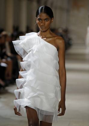 PFW - Akris Runway A model walks the runway during the Akris show during Paris Fashion Week Womenswear Spring-Summer 2025 on September 29, 2024 in Paris, France Photo by Alain Gil-Gonzalez ABACAPRESS.COM Paris France  Copyright: xGonzalezxAlain-Gil ABACAx