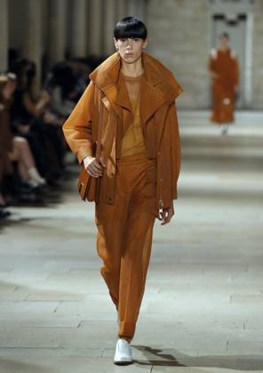 PFW - Akris Runway A model walks the runway during the Akris show during Paris Fashion Week Womenswear Spring-Summer 2025 on September 29, 2024 in Paris, France Photo by Alain Gil-Gonzalez ABACAPRESS.COM Paris France  Copyright: xGonzalezxAlain-Gil ABACAx