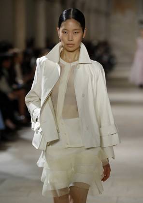 PFW - Akris Runway A model walks the runway during the Akris show during Paris Fashion Week Womenswear Spring-Summer 2025 on September 29, 2024 in Paris, France Photo by Alain Gil-Gonzalez ABACAPRESS.COM Paris France  Copyright: xGonzalezxAlain-Gil ABACAx