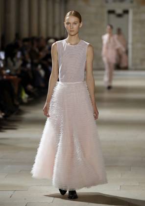 PFW - Akris Runway A model walks the runway during the Akris show during Paris Fashion Week Womenswear Spring-Summer 2025 on September 29, 2024 in Paris, France Photo by Alain Gil-Gonzalez ABACAPRESS.COM Paris France  Copyright: xGonzalezxAlain-Gil ABACAx