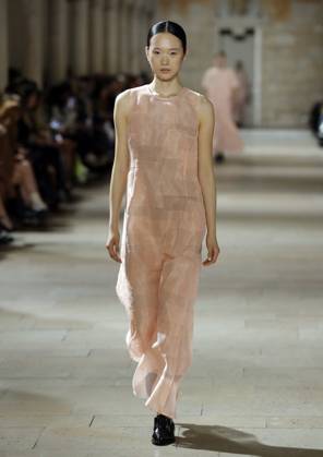 PFW - Akris Runway A model walks the runway during the Akris show during Paris Fashion Week Womenswear Spring-Summer 2025 on September 29, 2024 in Paris, France Photo by Alain Gil-Gonzalez ABACAPRESS.COM Paris France  Copyright: xGonzalezxAlain-Gil ABACAx