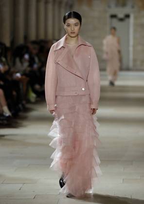 PFW - Akris Runway A model walks the runway during the Akris show during Paris Fashion Week Womenswear Spring-Summer 2025 on September 29, 2024 in Paris, France Photo by Alain Gil-Gonzalez ABACAPRESS.COM Paris France  Copyright: xGonzalezxAlain-Gil ABACAx
