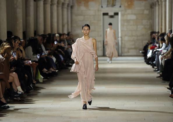 PFW - Akris Runway A model walks the runway during the Akris show during Paris Fashion Week Womenswear Spring-Summer 2025 on September 29, 2024 in Paris, France Photo by Alain Gil-Gonzalez ABACAPRESS.COM Paris France  Copyright: xGonzalezxAlain-Gil ABACAx
