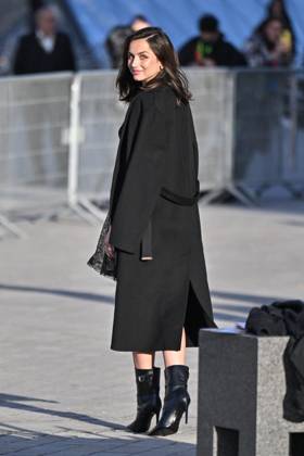 PFW Louis Vuitton Outside Arrivals Ana de Armas arriving at Louis Vuitton show during Paris Fashion Week in Paris, France on October 1, 2024. Photo by Julien Reynaud APS-Medias ABACAPRESS.COM Paris France  Copyright: xReynaudxJulien APS-Medias ABACAx