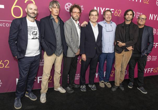 Entertainment Bilder des Tages October 2, 2024, New York, New York, United States: Robert Greene, Stephen Malkmus, Steve West, Mark Ibold, Bob Nastanovich, Alex Ross Perry, and Scott Kannberg attend New York premiere of Pavements at 62nd NYFF at Alice Tully Hall on October 2, 2024 New York United States - ZUMAr339 20241002_znp_r339_040 Copyright: xLevxRadinx