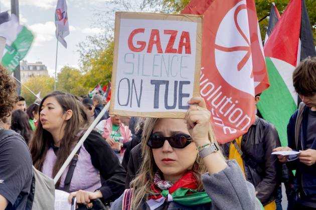 Paris, France October 5, 2024 - Demonstration organized by the Association France Palestine SolidaritÃ (AFPS) to denounce Israel s war in Gaza and Lebanon. Pro-Palestinian demonstrators are participating in national marches across EMEA to mark the start of Israel s war in Gaza after the Hamas attacks of October 7th 2023. They are calling for a ceasefire in the Middle East and an end to the supply of arms to Israel GUERRE, MANIFESTATION PRO PALESTINIENNE, GAZA, PROCHE ORIENT, MOYEN ORIENT, MIDDLE EAST, LIBAN, CONFLIT, GEOPOLITIQUE, ISRAEL, MANIFESTANTS, ARABES, POLITIQUE, GOUVERNEMENT, DIASPORA, MOUVEMENT DE RESISTANCE, TERRITOIRES PALESTINIENS OCCUPES, MORTS, BOMBARDEMENTS  Copyright: xVincentxIsorex