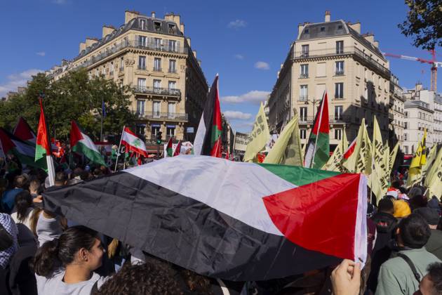 Paris, France October 5, 2024 - Demonstration organized by the Association France Palestine SolidaritÃ (AFPS) to denounce Israel s war in Gaza and Lebanon. Pro-Palestinian demonstrators are participating in national marches across EMEA to mark the start of Israel s war in Gaza after the Hamas attacks of October 7th 2023. They are calling for a ceasefire in the Middle East and an end to the supply of arms to Israel GUERRE, MANIFESTATION PRO PALESTINIENNE, GAZA, PROCHE ORIENT, MOYEN ORIENT, MIDDLE EAST, LIBAN, CONFLIT, GEOPOLITIQUE, ISRAEL, MANIFESTANTS, ARABES, POLITIQUE, GOUVERNEMENT, DIASPORA, MOUVEMENT DE RESISTANCE, TERRITOIRES PALESTINIENS OCCUPES  Copyright: xVincentxIsorex
