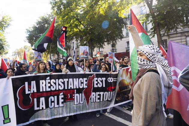 Paris, France October 5, 2024 - Demonstration organized by the Association France Palestine SolidaritÃ (AFPS) to denounce Israel s war in Gaza and Lebanon. Pro-Palestinian demonstrators are participating in national marches across EMEA to mark the start of Israel s war in Gaza after the Hamas attacks of October 7th 2023. They are calling for a ceasefire in the Middle East and an end to the supply of arms to Israel GUERRE, MANIFESTATION PRO PALESTINIENNE, GAZA, PROCHE ORIENT, MOYEN ORIENT, MIDDLE EAST, LIBAN, CONFLIT, GEOPOLITIQUE, ISRAEL, MANIFESTANTS, ARABES, POLITIQUE, GOUVERNEMENT, DIASPORA, MOUVEMENT DE RESISTANCE, TERRITOIRES PALESTINIENS OCCUPES, LUTTE, KEFFIEH, ISLAM  Copyright: xVincentxIsorex