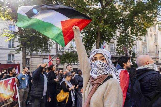 Paris, France October 5, 2024 - Demonstration organized by the Association France Palestine SolidaritÃ (AFPS) to denounce Israel s war in Gaza and Lebanon. Pro-Palestinian demonstrators are participating in national marches across EMEA to mark the start of Israel s war in Gaza after the Hamas attacks of October 7th 2023. They are calling for a ceasefire in the Middle East and an end to the supply of arms to Israel GUERRE, MANIFESTATION PRO PALESTINIENNE, GAZA, PROCHE ORIENT, MOYEN ORIENT, MIDDLE EAST, LIBAN, CONFLIT, GEOPOLITIQUE, ISRAEL, MANIFESTANTS, ARABES, POLITIQUE, GOUVERNEMENT, DIASPORA, MOUVEMENT DE RESISTANCE, TERRITOIRES PALESTINIENS OCCUPES, LUTTE, KEFFIEH, ISLAM, COLERE, FEMMES,  Copyright: xVincentxIsorex