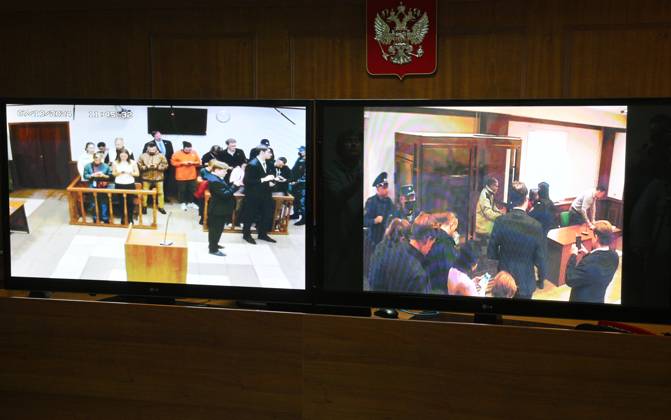 Russland, Stephen Hubbard, Staatsbürger der USA, in Moskau vor Gericht Russia US Citizen Mercenary Trial 8780934 07.10.2024 Screens display the live broadcast of a verdict hearing of the Moscow City Court on US retiree Stephen Hubbard, 72, accused of fighting against Russia as a mercenary for Ukraine, appears on a screen in a court building in Moscow, Russia. The court on October 7 sentenced Hubbard to nearly seven years in prison. Kirill Zykov Sputnik Moscow Russia  Copyright: xKirillxZykovx