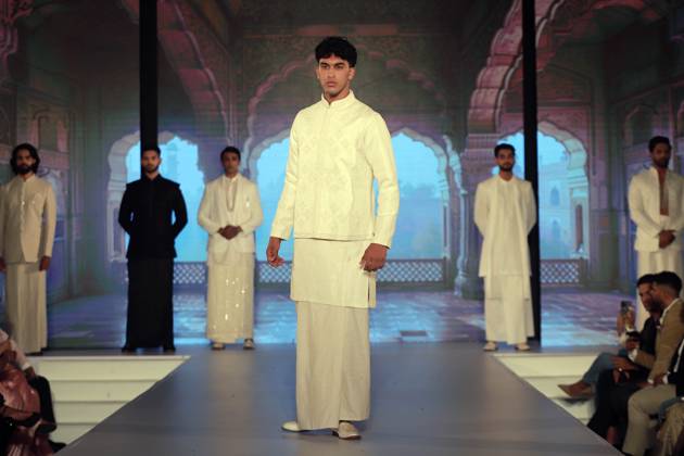 (241009) -- COLOMBO, Oct. 9, 2024 -- Models present creations during a fashion show featuring wedding dresses held in Colombo, Sri Lanka on Oct. 8, 2024. (Photo by Xinhua) SRI LANKA-COLOMBO-FASHION SHOW-WEDDING DRESSES AjithxPerera
