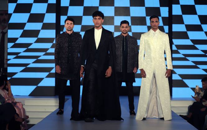 (241009) -- COLOMBO, Oct. 9, 2024 -- Models present creations during a fashion show featuring wedding dresses held in Colombo, Sri Lanka on Oct. 8, 2024. (Photo by Xinhua) SRI LANKA-COLOMBO-FASHION SHOW-WEDDING DRESSES AjithxPerera