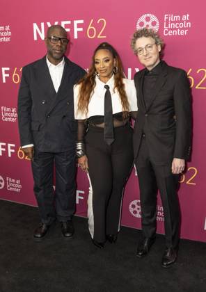 Entertainment Bilder des Tages October 10, 2024, New York, New York, United States: Steve McQueen, Taura Stinson, Nicholas Britell attend premiere of Blitz at 62nd annual New York Film Festival at Alice Tully Hall on October 10, 2024 New York United States - ZUMAr339 20241010_znp_r339_008 Copyright: xLevxRadinx