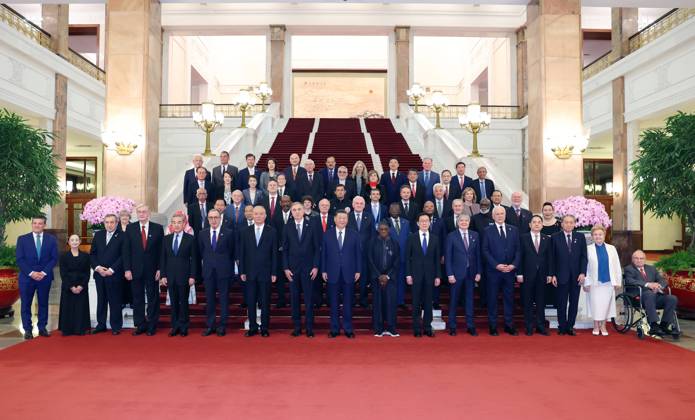 (241011) -- BEIJING, Oct. 11, 2024 -- Chinese President Xi Jinping poses for a group photo with foreign guests attending the China International Friendship Conference and conference marking the 70th founding anniversary of the Chinese People s Association for Friendship with Foreign Countries at the Great Hall of the People in Beijing, capital of China, Oct. 11, 2024. Xi met with the foreign guests here on Friday. ) CHINA-BEIJING-XI JINPING-CHINA INTERNATIONAL FRIENDSHIP CONFERENCE-FOREIGN GUESTS-MEETING (CN) YaoxDawei