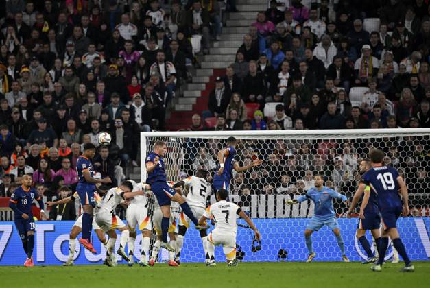 Strafraumszene, Torraumszene Kopfballduell Zweikampf Aktion Denzel Dumfries NED (22) gegen Torwart Oliver Baumann GER (01) UEFA Nations League Länderspiel Deutschland gegen Niederlande, Allianz Arena, München, Bayern, Deutschland, Europa Penalty area scene, goal area scene header duel duel action Denzel Dumfries NED (22) against goalkeeper Oliver Baumann GER (01) UEFA Nations League international match Germany v Netherlands, Allianz Arena, Munich, Bavaria, Germany, Europe Copyright: imageBROKER MichaelxWeber iblimw11567008