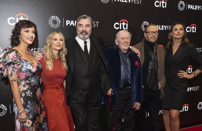 Entertainment Bilder des Tages October 17, 2024, New York, New York, United States: Vanessa Ray, Marisa Ramirez, Tom Selleck, Len Cariou, Donnie Wahlberg, Bridget Moynahan, Kevin Wade attend PaleFest NY: Blue Bloods at Paley Center for Media in New York on October 17, 2024 New York United States - ZUMAr339 20241017_znp_r339_021 Copyright: xLevxRadinx