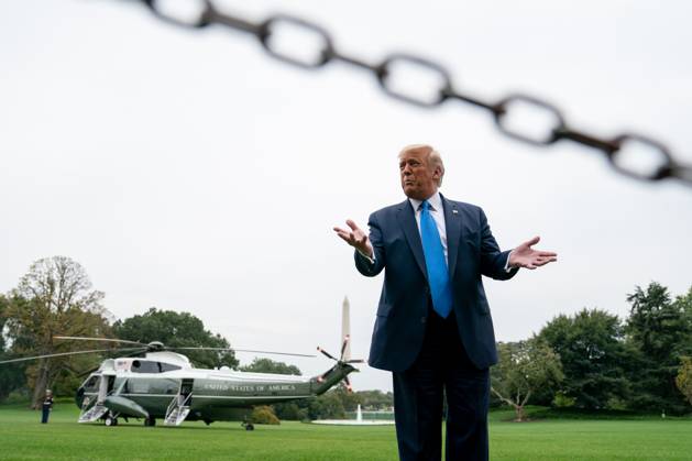 President Donald Trump Speaks to Members of the Media United States President Donald J. Trump speaks to visitors on the South Lawn of the White House before boarding Marine One in Washington, D.C., U.S., on Thursday, September 24, 2020. Credit: Erin Scott Pool via CNP AdMedia Washington District of Columbia United States of America EDITORIAL USE ONLY Copyright: xx 09242020-ES-Trump-423 CNP AdMediax admphotostwo720063