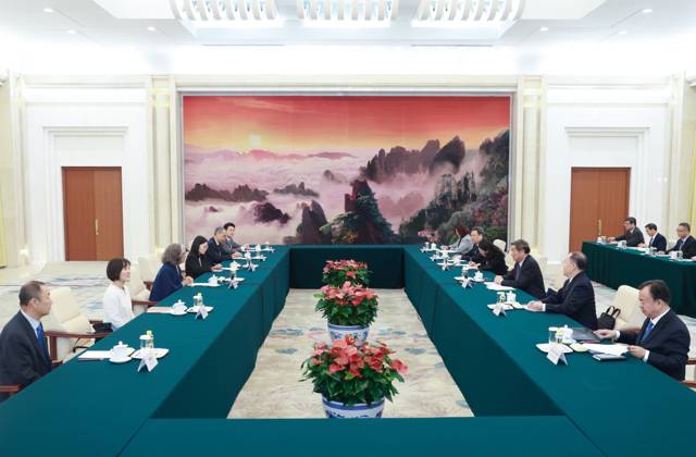 (241025) -- BEIJING, Oct. 25, 2024 -- Chinese Vice Premier He Lifeng, also a member of the Political Bureau of the Communist Party of China Central Committee, meets with Anacl¨¢udia Rossbach, executive director of the United Nations Human Settlements Programme (UN-Habitat), at the Great Hall of the People in Beijing, capital of China, Oct. 25, 2024. ) CHINA-BEIJING-HE LIFENG-UN-HABITAT-EXECUTIVE DIRECTOR-MEETING (CN) WangxYe