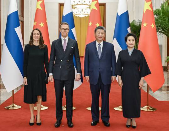 (241029) -- BEIJING, Oct. 29, 2024 -- Chinese President Xi Jinping and his wife Peng Liyuan pose for a group photo with Finnish President Alexander Stubb and his wife Suzanne Innes-Stubb prior to the talks between Xi and Stubb at the Great Hall of the People in Beijing, capital of China, Oct. 29, 2024. Xi held talks with Stubb, who is on a state visit to China, in Beijing on Tuesday. ) CHINA-BEIJING-XI JINPING-FINNISH PRESIDENT-TALKS (CN) XiexHuanchi