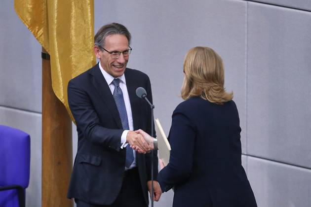 Berlin, Germany, 07 11 2024 German Bundestag 197 Bundestag session The new Federal Minister of Finance Jörg Kukies SPD takes his oath of office before Bundestag President Bärbel Bas SPD Copyright: xdtsxNachrichtenagenturx dts_50669