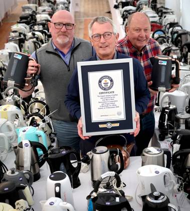 REPRO FREE *PRESS RELEASE NO REPRODUCTION FEE* EDITORIAL USE ONLY The Irish Men™s Shed Association Achieve Official Guinness World Record for the Largest Display of Kettles 19 11 2024 The Irish Men™s Shed Association, sponsored by energy company Flogas, have successfully achieved the official Guinness World Record for the Largest Display of Kettles. Kettles are the most important tool in supporting social connection and mental wellbeing for ˜Shedders™. Over one thousand new and old kettles in working order collected from Sheds nationwide and donated by Flogas were on display at the Association™s annual conference and shedfest in Mucklagh Community Centre, Tullamore, Co. Offaly on Tuesday 19th November 2024. The official Guinne Copyright: x INPHO JamesxCrombiex 1054045375st
