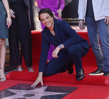 Ralph Macchio erhält Stern auf dem Hollywood Walk of Fame in Los Angeles Actor and director Ralph Macchio savors the moment during an unveiling ceremony honoring him with the 2,795th star on the Hollywood Walk of Fame in Los Angeles on Wednesday, November 20, 2024.  LAP2024112001 JIMxRUYMEN