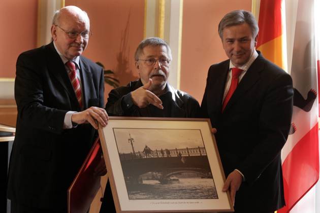 Wolf Biermann, Sanger, at Berlin City Hall waehrend the award Ceremony the Honorary citizenship the City Berlin through Klaus Wowereit, Governor Mayor, and Walter Momper, President of Berlin House of Representatives, This Award had at Apron for a Controversy Discussion the political Parties taken care of and is to Now throug