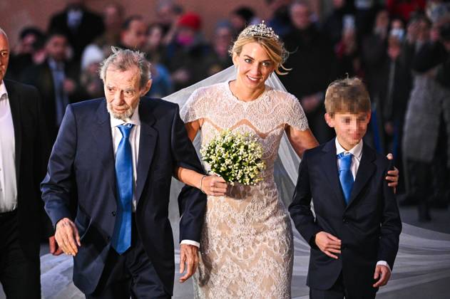 Entertainment Bilder des Tages February 7, 2025, Athens, Athens, Greece: CHRYSI VARDINOGIANNIS arrives with her father GEORGIOS VARDINOGIANNIS at her wedding with Prince NIKOLAOS of Greece with CHRYSI VARDINOGIANNIS, in St. Nicholas Ragavas, in Athens, Greece, on February 7, 2025. Athens Greece - ZUMAk160 20250207_zip_k160_011 Copyright: xStefanosxKyriazisx
