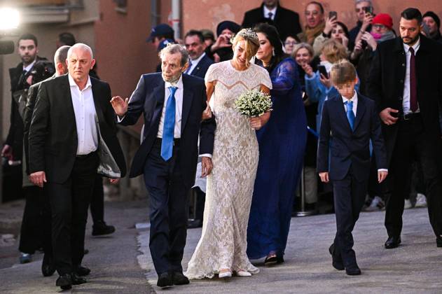 February 7, 2025, Athens, Athens, Greece: CHRYSI VARDINOGIANNIS arrives with her father GEORGIOS VARDINOGIANNIS at her wedding with Prince NIKOLAOS of Greece with CHRYSI VARDINOGIANNIS, in St. Nicholas Ragavas, in Athens, Greece, on February 7, 2025. Athens Greece - ZUMAk160 20250207_zip_k160_016 Copyright: xStefanosxKyriazisx