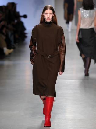 PFW - Niccolo Pasqualetti Runway A model walks the runway during the Niccolo Pasqualetti Womenswear Fall Winter 2025-2026 show as part of Paris Fashion Week at Palais De Tokyo on March 09, 2025 in Paris, France. Photo by Alain-gil Gonzalez ABACAPRESS.COM Paris France  Copyright: xGonzalezxAlain-Gil ABACAx