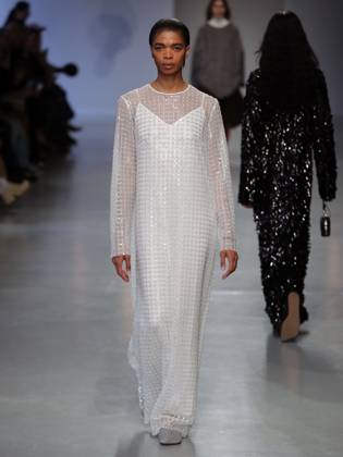 PFW - Niccolo Pasqualetti Runway A model walks the runway during the Niccolo Pasqualetti Womenswear Fall Winter 2025-2026 show as part of Paris Fashion Week at Palais De Tokyo on March 09, 2025 in Paris, France. Photo by Alain-gil Gonzalez ABACAPRESS.COM Paris France  Copyright: xGonzalezxAlain-Gil ABACAx