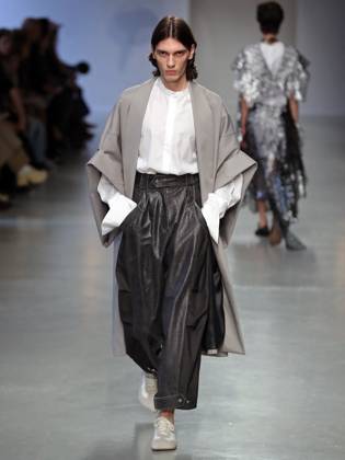PFW - Niccolo Pasqualetti Runway A model walks the runway during the Niccolo Pasqualetti Womenswear Fall Winter 2025-2026 show as part of Paris Fashion Week at Palais De Tokyo on March 09, 2025 in Paris, France. Photo by Alain-gil Gonzalez ABACAPRESS.COM Paris France  Copyright: xGonzalezxAlain-Gil ABACAx