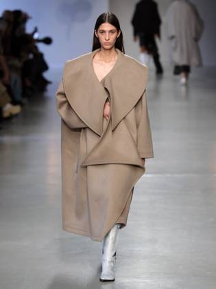 PFW - Niccolo Pasqualetti Runway A model walks the runway during the Niccolo Pasqualetti Womenswear Fall Winter 2025-2026 show as part of Paris Fashion Week at Palais De Tokyo on March 09, 2025 in Paris, France. Photo by Alain-gil Gonzalez ABACAPRESS.COM Paris France  Copyright: xGonzalezxAlain-Gil ABACAx