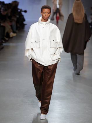 PFW - Niccolo Pasqualetti Runway A model walks the runway during the Niccolo Pasqualetti Womenswear Fall Winter 2025-2026 show as part of Paris Fashion Week at Palais De Tokyo on March 09, 2025 in Paris, France. Photo by Alain-gil Gonzalez ABACAPRESS.COM Paris France  Copyright: xGonzalezxAlain-Gil ABACAx