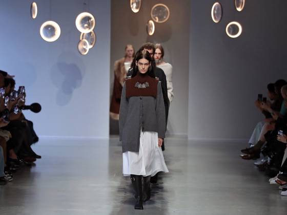 PFW - Niccolo Pasqualetti Runway A model walks the runway during the Niccolo Pasqualetti Womenswear Fall Winter 2025-2026 show as part of Paris Fashion Week at Palais De Tokyo on March 09, 2025 in Paris, France. Photo by Alain-gil Gonzalez ABACAPRESS.COM Paris France  Copyright: xGonzalezxAlain-Gil ABACAx
