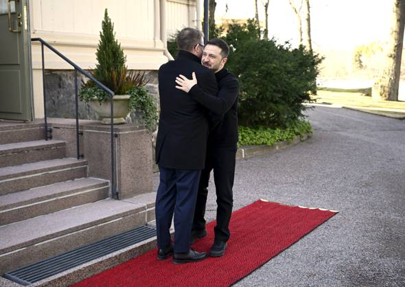 Finnish Prime Minister Petteri Orpo (L) welcomes visiting Ukrainian President Volodymyr Zelensky on the yard of the Prime Minister s official residence Kesäranta in Helsinki, Finland on March 19, 2025. President Zelensky and First Lady Zelenska are on an official visit to Finland. Helsinki Finland Copyright: xAnttixAimo-Koivistox LKFTJK20250319141411SBPF