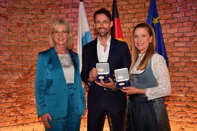 Bavarias Minister of State Ulrike Scharf, Sven Hannawald and Stefanie Hertel at the Bavarian State Medal for Social Merit 2025 award ceremony in the Allerheiligen Hofkirche, Residenz on 3 April 2025 in Munich Bavarian State Medal for Stefanie Hertel and Sven Hannawald in Munich