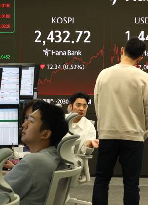 KOSPI falls KOSPI falls A financial data screen in the dealing room of Hana Bank in Seoul on April 11, 2025, shows the benchmark Korea Composite Stock Price Index having fallen 12.34 points, or 0.50 percent, to close at 2,432.72. South Korean stocks finished lower amid an intensifying trade conflict between the United States and China, stemming from Washington s reciprocal tariff scheme. (Yonhap) 2025-04-11 16:09:39 < 1980-2025 YONHAPNEWS AGENCY. .> ¼¿ïƯº°½Ã EDITORIAL USE ONLY Copyright: xx PYH2025041112810031500 YonhapxNewsx yonphotos240061