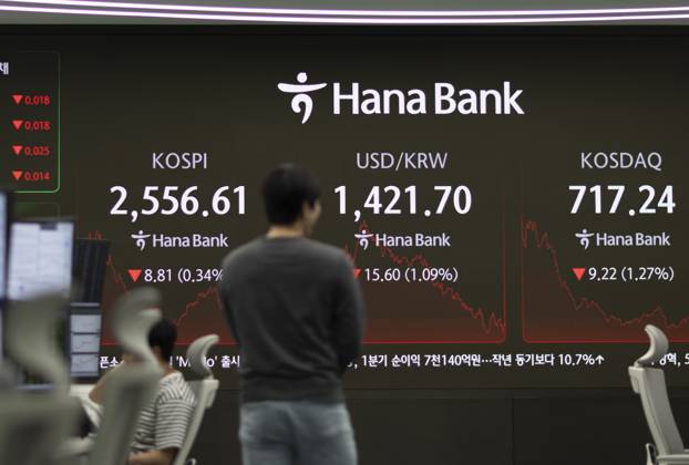 KOSPI falls KOSPI falls A financial data screen in the dealing room of Hana Bank in Seoul on April 30, 2025, shows the benchmark Korea Composite Stock Price Index having fallen 8.81 points, or 0.34 percent, to close at 2,556.61. Seoul shares closed lower, led by a slump in tech, auto and battery stocks, as Samsung Electronics reported sluggish semiconductor business performance in its first-quarter earnings. (Yonhap) 2025-04-30 16:10:01 < 1980-2025 YONHAPNEWS AGENCY. .> ¼¿ïƯº°½Ã EDITORIAL USE ONLY Copyright: xx PYH2025043017750031500 YonhapxNewsx yonphotos240682