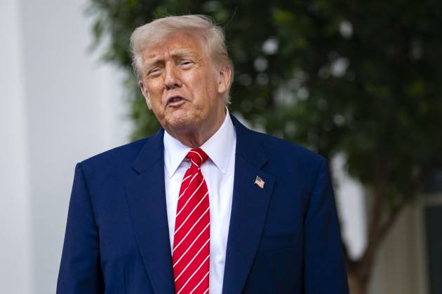 President Donald Trump Speaks with Reporters Outside Oval President Donald Trump speaks with reporters outside the West Wing of the White House in Washington, DC on Thursday, May 8, 2025. Photo by Bonnie Cash Pool ABACAPRESS.COM WASHINGTON DC United States  Copyright: xPool ABACAx