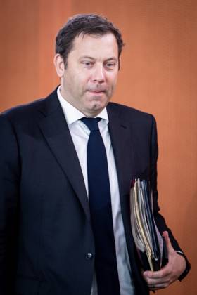 2 Meeting of the Federal Cabinet, 14 05 2025, Berlin, Lars Klingbeil, Federal Minister of Finance, Vice Chancellor in portrait with briefcase in the run-up to the cabinet meeting, meeting of the Federal Cabinet in the Federal Chancellery in Berlin Berlin Berlin Germany