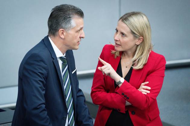 German Bundestag, 3rd plenary session Verena Hubertz, Federal Minister for Housing, Urban Development and Construction in conversation with Thorsten Frei, Federal Minister for Special Tasks and Head of the Federal Chancellery on the government bench at the 3rd session of the German Bundestag in Berlin, 14 05 2025 Berlin Berlin Germany