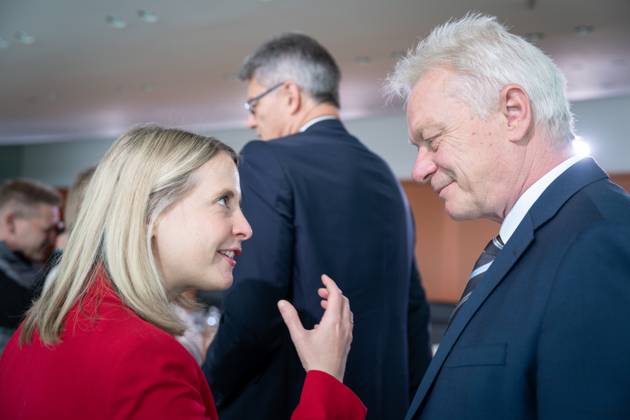 2 Meeting of the Federal Cabinet News,14 05 2025 Berlin, Verena Hubertz, Federal Minister for Housing, Urban Development and Construction in conversation with Alois Rainer, Federal Minister for Food, Agriculture and Home Affairs in the run-up to the Cabinet meeting, Meeting of the Federal Cabinet in the Federal Chancellery in Berlin Berlin Berlin Germany