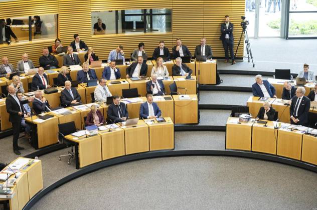 8 THURINGIAN STATE PARLIAMENT 16 PLENARY SESSION FOR EDITORIAL PURPOSES ONLY EDITORIAL USE ONLY p 14 05 2025 Erfurt Thuringian State Parliament 8 Election Period 16 Plenary Session in the photo Ringo Mühlmann AfD , far left, and Georg Maier SPD , Thuringian Minister of the Interior, Copyright: SaschaxFromm doc80muo0ea5s614r7paei3 ,EDITORIAL USE ONLY Copyright: SaschaxFromm