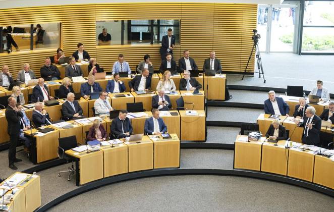 8 THURINGIAN STATE PARLIAMENT 16 PLENARY SESSION FOR EDITORIAL PURPOSES ONLY EDITORIAL USE ONLY p 14 05 2025 Erfurt Thuringian State Parliament 8 Election Period 16 Plenary Session in the photo Ringo Mühlmann AfD , far left, and Georg Maier SPD , Thuringian Minister of the Interior, Copyright: SaschaxFromm doc80muo0gv3duelo84nyp ,EDITORIAL USE ONLY Copyright: SaschaxFromm