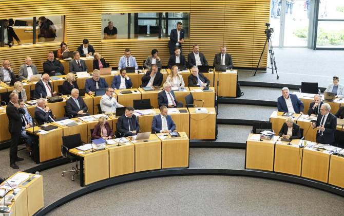 8 THURINGIAN STATE PARLIAMENT 16 PLENARY SESSION FOR EDITORIAL PURPOSES ONLY EDITORIAL USE ONLY p 14 05 2025 Erfurt Thuringian State Parliament 8 Election Period 16 Plenary Session in the photo Ringo Mühlmann AfD , far left, and Georg Maier SPD , Thuringian Minister of the Interior, Copyright: SaschaxFromm doc80muo0nahdtm9xcjb46 ,EDITORIAL USE ONLY Copyright: SaschaxFromm